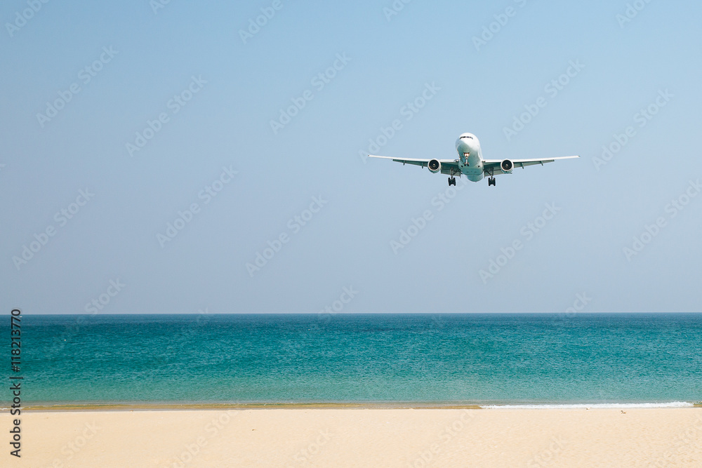 Fototapeta premium plane to land in the airport of the island of Phuket close to th