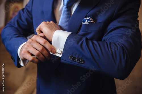 Canvastavla Businessman hands with cufflinks. Elegant gentleman clother