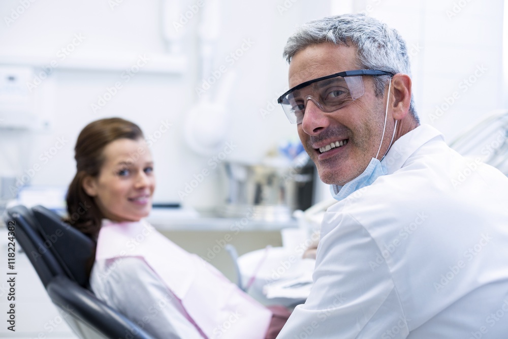 Obraz premium Portrait of dentist and female patient