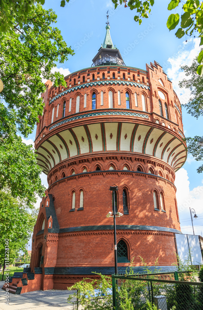 Bydgoszcz, wysoka na 45 m wieża ciśnień w stylu neogotyckim z 1899 roku. W wieży znajduje się Muzeum Historii Bydgoskich Wodociągów a na jej szczycie jest galeria widokowa. - obrazy, fototapety, plakaty 