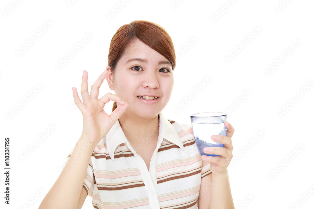 お水を飲む女性 お水を飲む女性