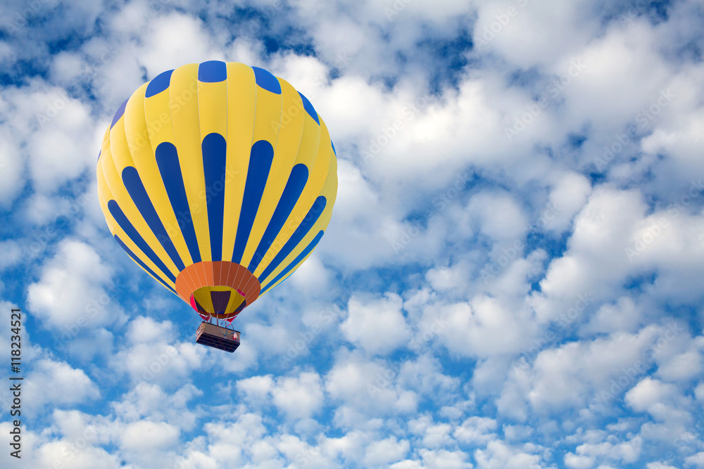 Naklejka premium Hot Air Balloon over blue skies