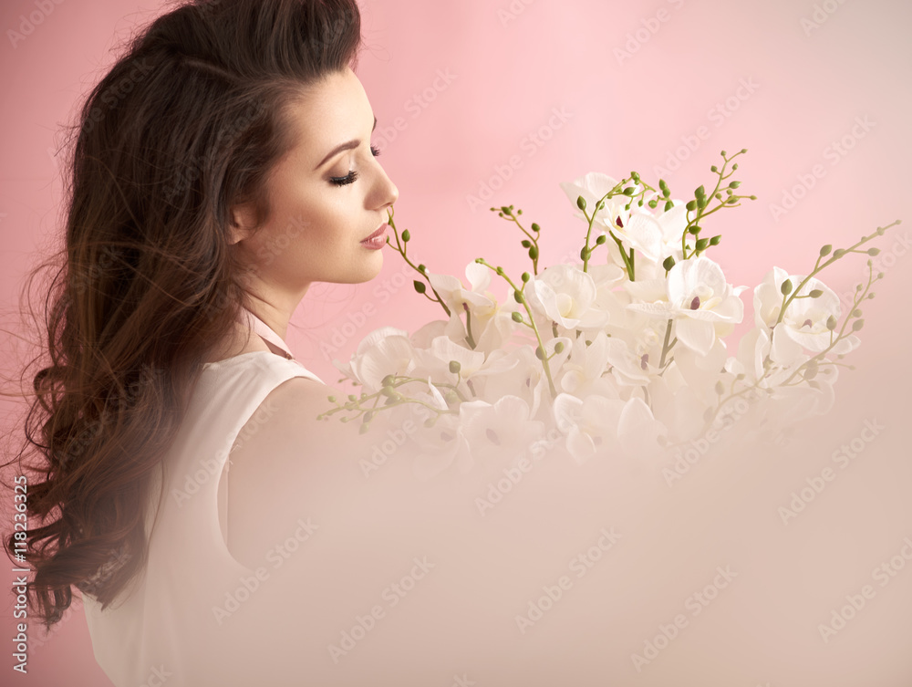 Wunschmotiv: Attractive young woman with a bunch of bright flowers #118236325
