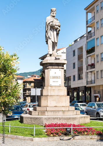 Tableau sur toile Monument to the Italian hero Giuseppe Garibaldi, located in Verbania Intra, Ital
