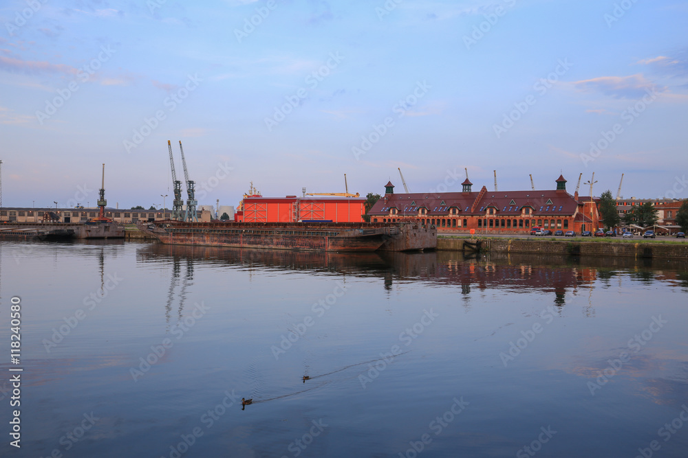 Wieczorny widok na budynki portowe w Szczecinie 
