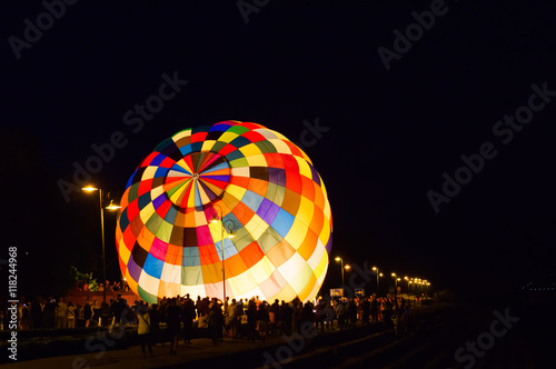 Obraz na płótnie baloon standing at night w salonie