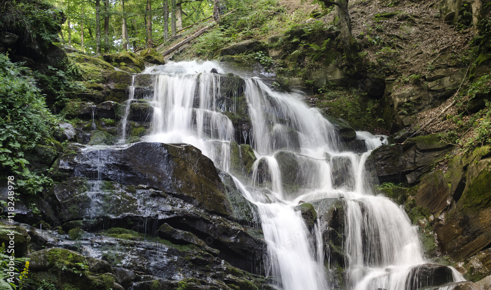 Obraz premium Waterfall in the Ukrainian Carpathians