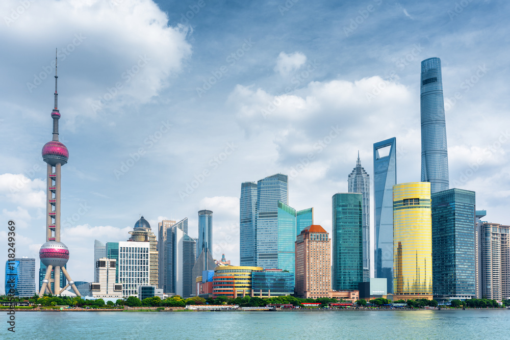 Naklejka premium Widok na panoramę Pudong, Szanghaj, Chiny. Wieżowce w centrum miasta