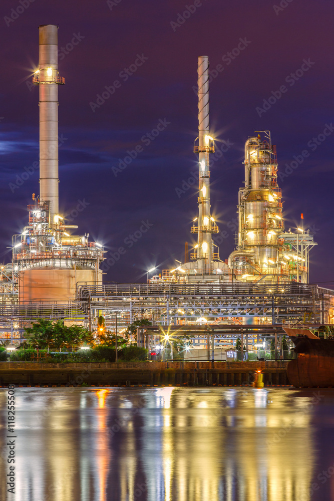 Obraz premium Oil refinery along the river at Dusk (Bangkok, Thailand)