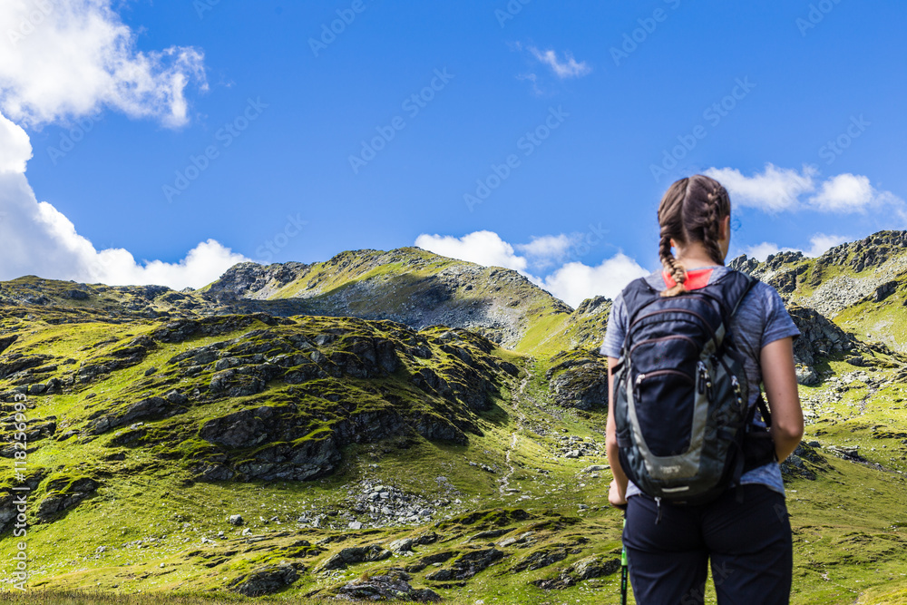 Junge Frau genießt Bergpanorama