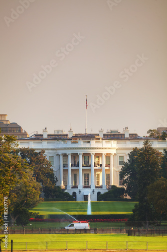 Obraz na płótnie The White House building in Washington, DC w salonie