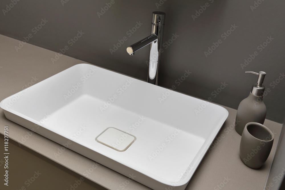 Fototapeta premium lavabo salle de bain avec robinet mitigeur