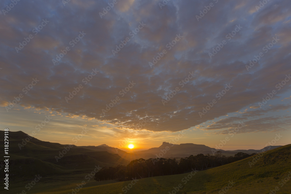 Obraz premium Chmury o wschodzie słońca