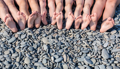 Ноги детей на пляже.