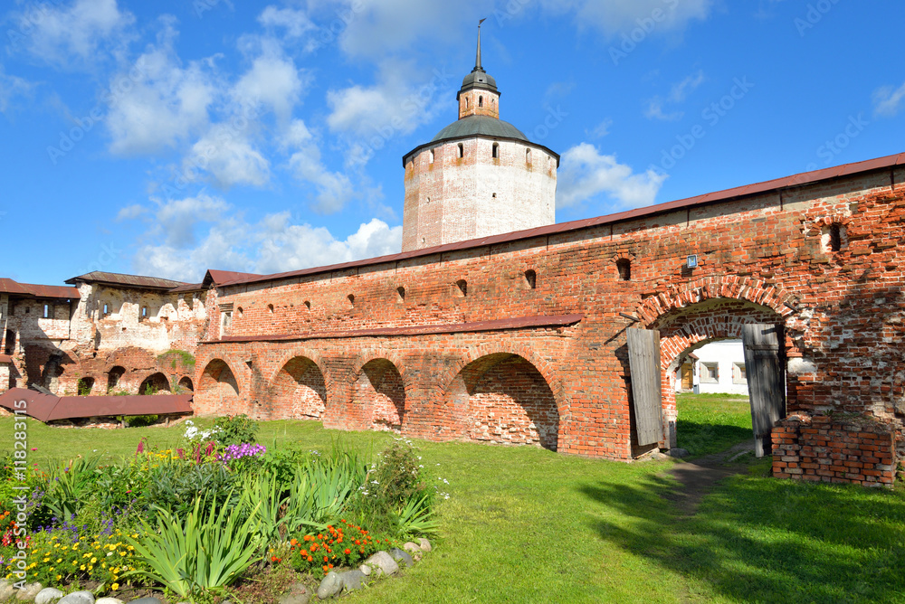 Fortress tower of Kirillo-Belozersky monastery by day.