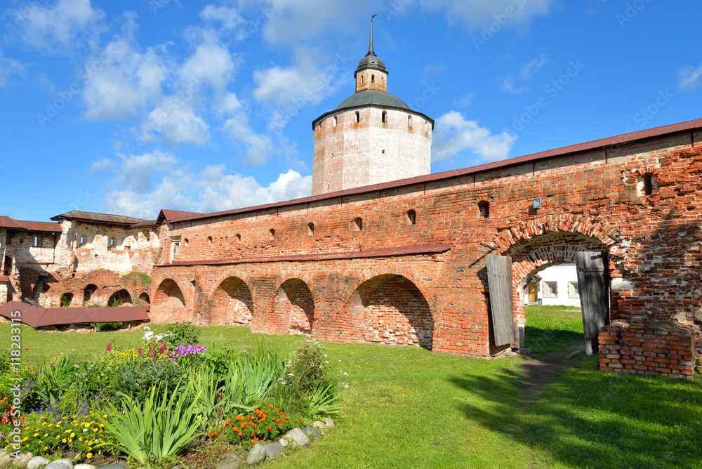 Fototapeta premium Fortress tower of Kirillo-Belozersky monastery by day.