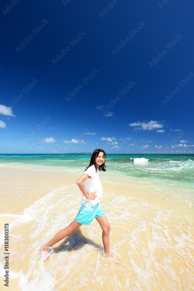 海辺で寛ぐ笑顔の女の子 海辺で寛ぐ笑顔の女の子
