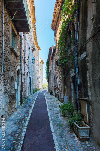 Fototapeta Naklejka Na Ścianę i Meble -  alley in Saint-Paul-de-Vence, Provence, France