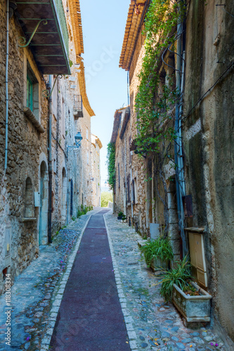 Fototapeta Naklejka Na Ścianę i Meble -  alley in Saint-Paul-de-Vence, Provence, France