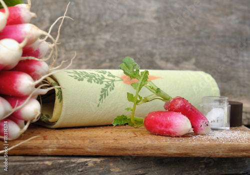radis au sel sur planche de cuisine