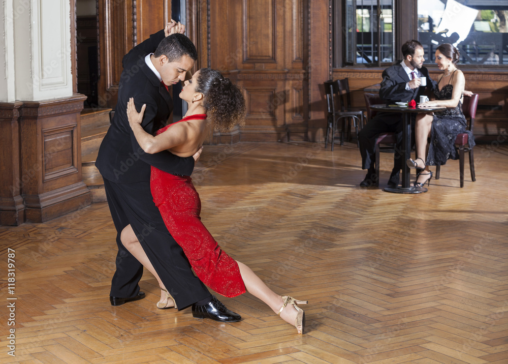 Tango Dancers Performing While Mid Adult Couple Dating - obrazy, fototapety, plakaty 