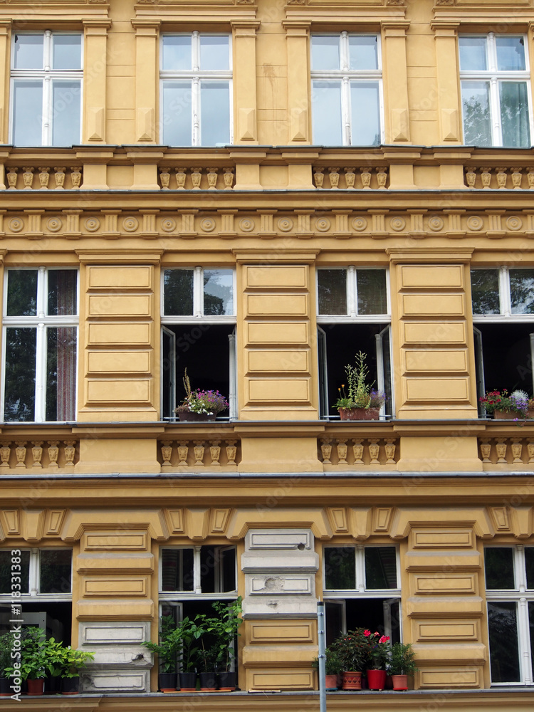 Fototapeta premium Berlin: Altbaufassade der Gründerzeit (Prenzlauer Berg)