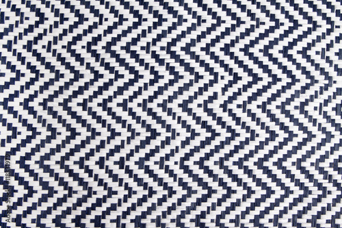 Sfondo bianco e blu a zig-zag.