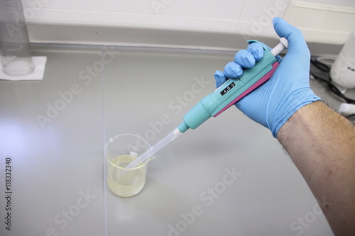 Laborant entnimmt mit einer Pipette eine Probe aus einem Becherglas © Horst Bingemer