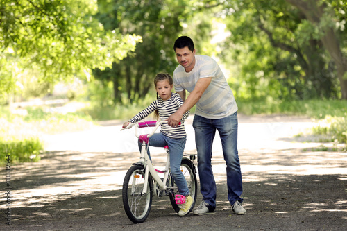 Father teaching daughter ri...