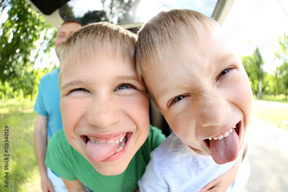 Naklejka premium Funny boys looking into camera