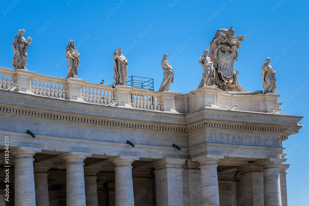 Obraz premium Fragment of colonnade of St. Peter's Basilica in Vatican City.