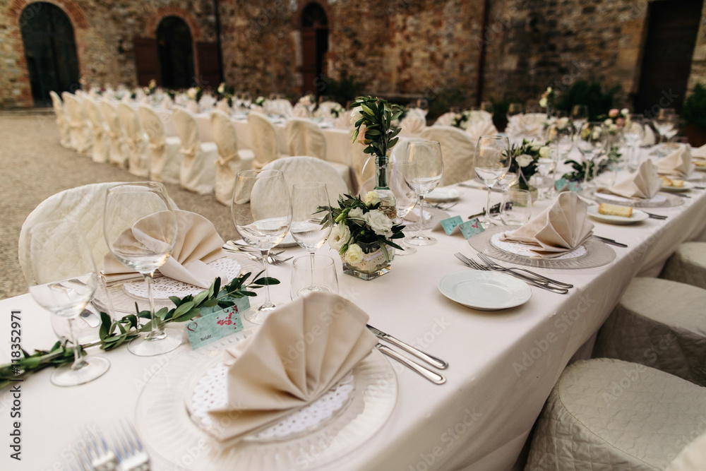 Fototapeta premium Flexen serviettes lie on white dinner plates