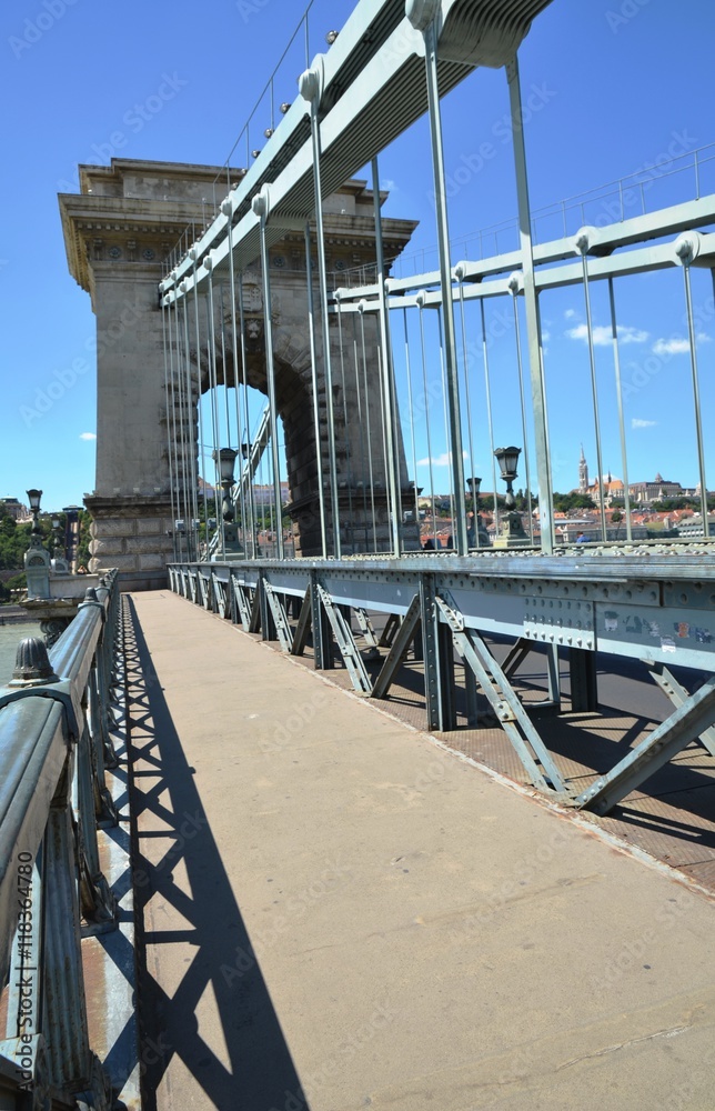 Fototapeta premium Structure métallique et arche du pont des chaînes à Budapest
