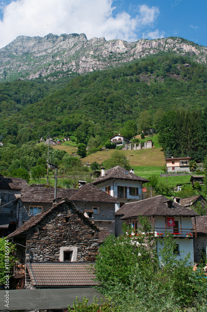Svizzera: vista dell'antico borgo di Lavertezzo con le case in pietra il 29 luglio 2016