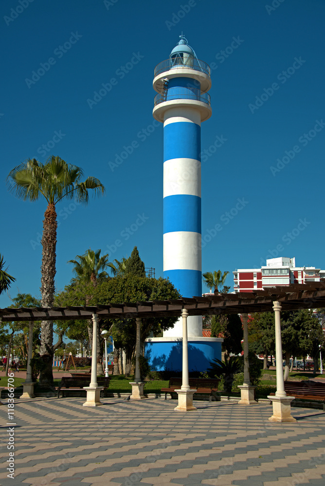Obraz premium Strandpromenade mit Leuchtturm von Torre del Mar Andalusien