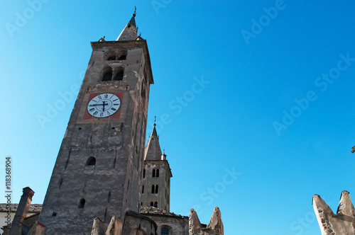 Aosta, Valle d'Aosta, Italia: vista della torre dell'orologio e del campanile della cattedrale di Santa Maria Assunta e San Giovanni Battista il 29 luglio 2016 photo