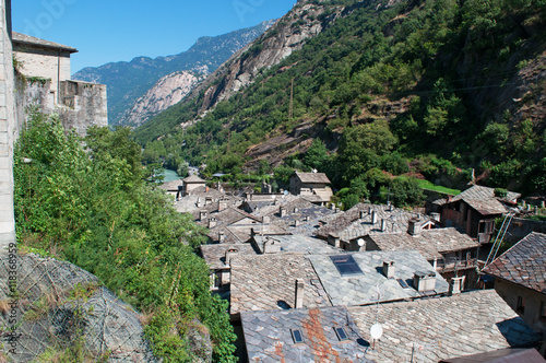 Valle d'Aosta, Italia: vista dei tetti del borgo medievale di Bard il 29 luglio 2016