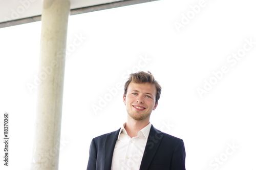 Wallpaper Mural junger Mann im Anzug Torontodigital.ca