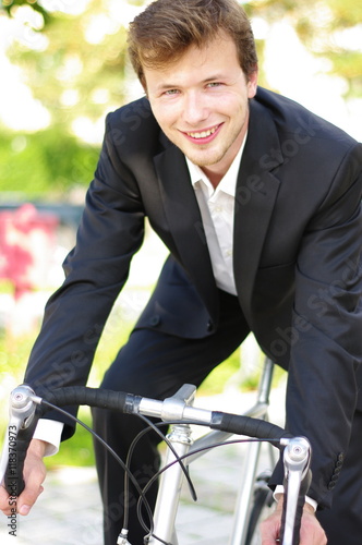 junger Mann im Anzug auf einem Rennrad