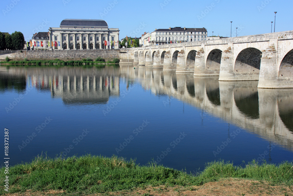 Le grand théâtre et le pont Cessart sur la Loire à Saumur, France