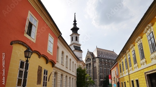 Clocher du temple évangélique de Budavár et bâtiment des archives nationales à Budapest