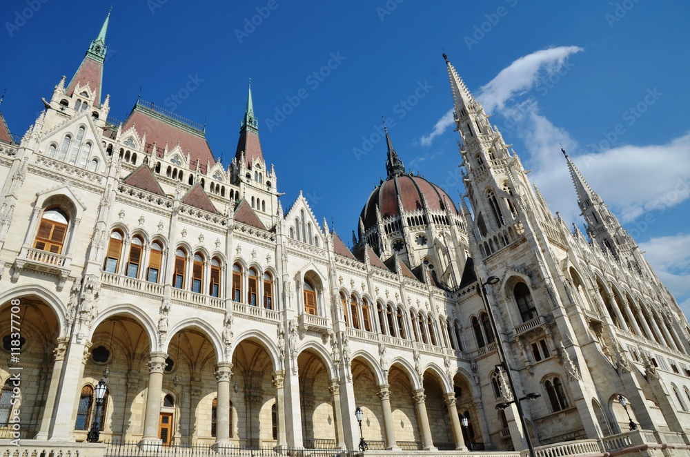 Façade devant le Danube, parlement national Hongrois à Budapest