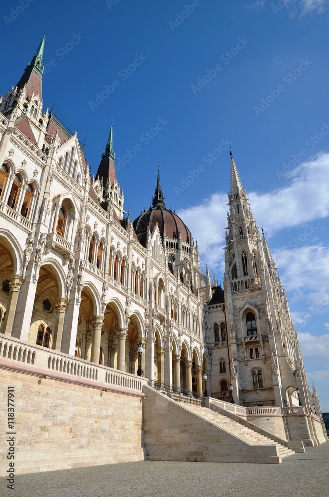 Escalier d'apparat et parvis face au Danube, Parlement national à Budapest