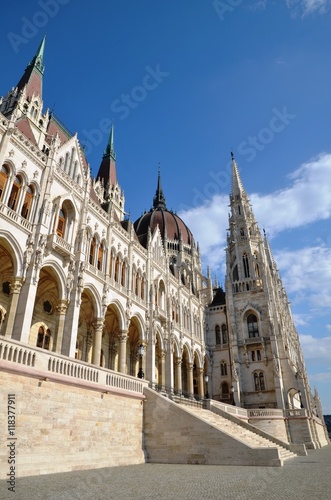 Escalier d'apparat et parvis face au Danube, Parlement national à Budapest © Annerp