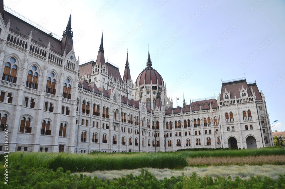 Jardins du parlement, depuis la place Kossuth Budapest