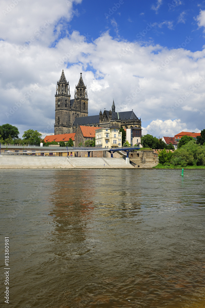 Der Magdeburger Dom am Ufer der Elbe, Magdeburg, Sachsen-Anhalt, Deutschland