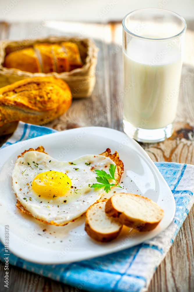 Fototapeta premium Fried eggs with bread and milk