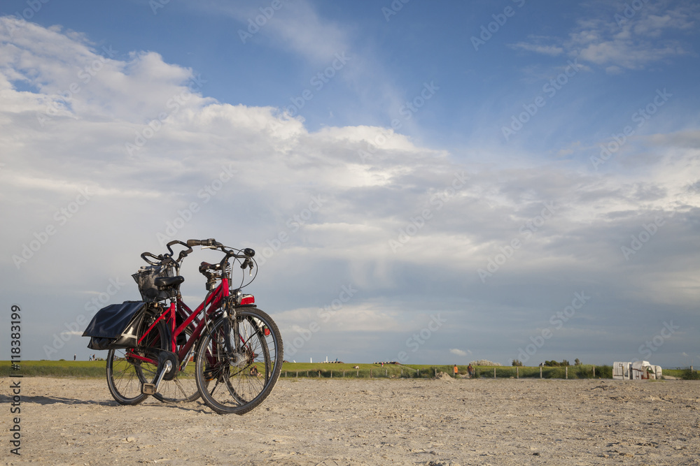 Obraz premium Fahrräder am Sandstrand, Norddeich, Niedersachsen, Deutschland, Europa
