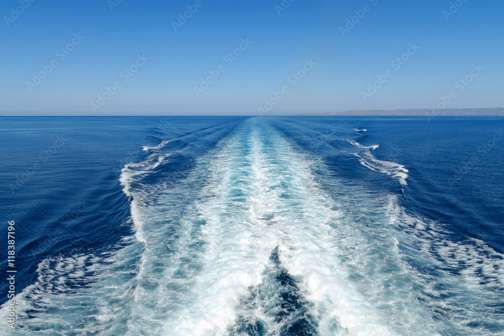 Fototapeta premium Pieniący się szlak wodny za promem na Morzu Egejskim, Grecja, Europa.