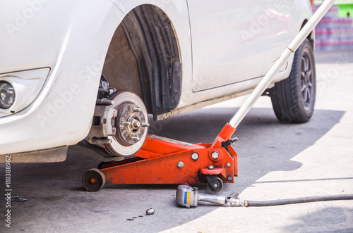 Car jack to lifting the car for replace wheel and repair at gara